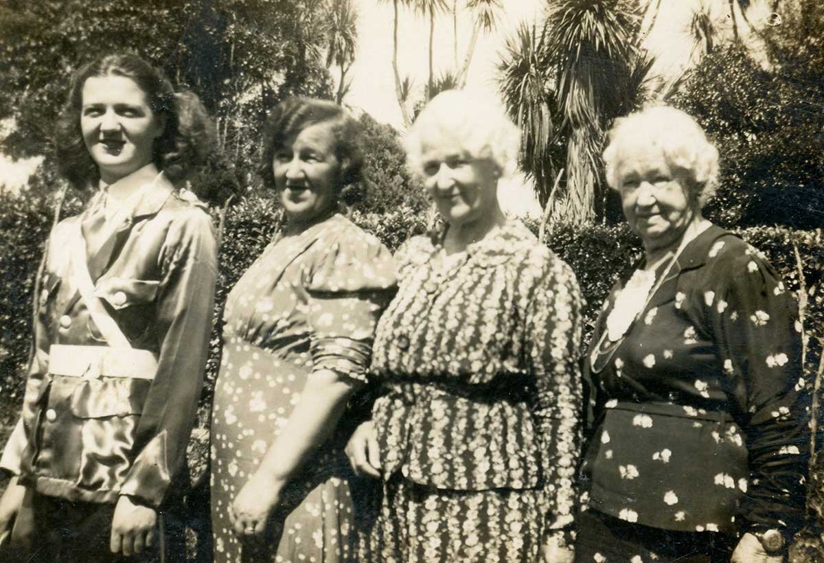 Edith Fulton, Mona Fulton, Jessie Annie Collopy (nee Johns, Lewis), Mary Jane Johns (nee Martin)