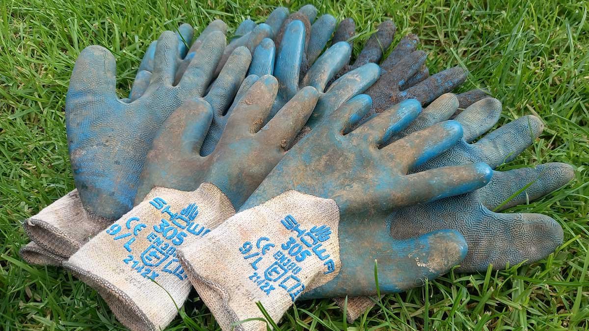 A big pile of Showa 305 gardening gloves