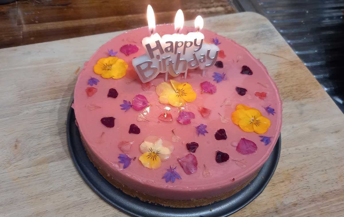 Decorating Cakes With Edible Flowers