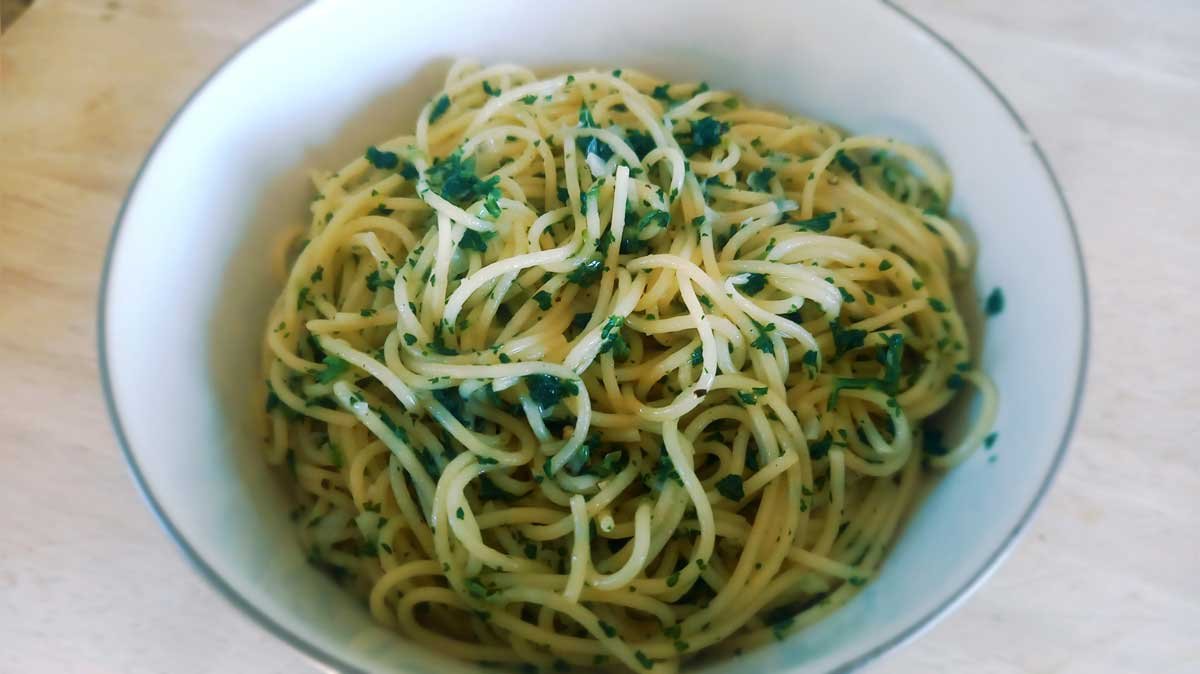 A bowl of aglio e olio.