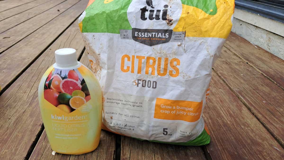 Liquid citrus fertiliser, and granulated citrus fertiliser.