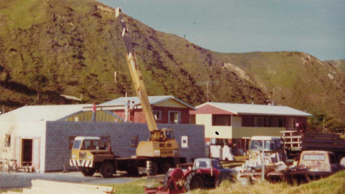 Construction of the sea-view motels at Māhia.