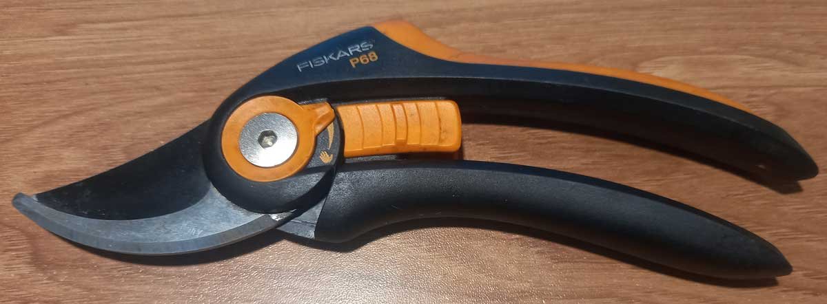 Bypass pruners. This model has a function to adjust for small or large hands.