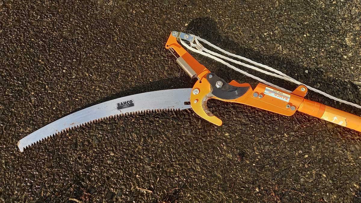 The head of the pole-saw showing the different functions.